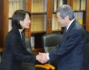 会談前に握手する丸川環境相（左）と林経産相＝８日午後、経産省