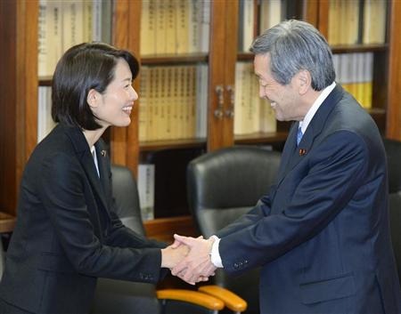 会談前に握手する丸川環境相（左）と林経産相＝８日午後、経産省