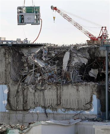 解体が進む福島第１原発３号機建屋＝８日、福島県大熊町（古厩正樹撮影）