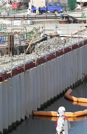 建設が進む海側遮水壁＝８日、福島県大熊町（古厩正樹撮影）