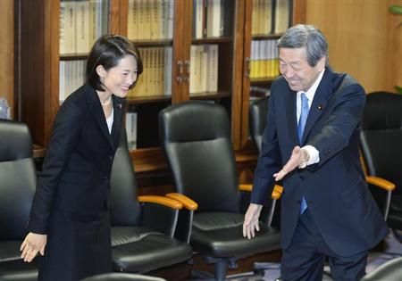林経産相（右）との会談に臨む丸川環境相＝８日午後、経産省