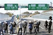開通を前に、報道陣に公開された新東名高速道路の豊田東ジャンクション付近＝２０１６年２月４日、愛知県豊田市（共同）
