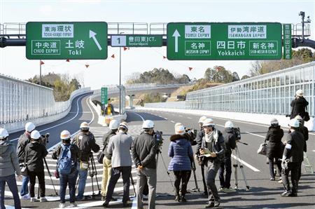 開通を前に、報道陣に公開された新東名高速道路の豊田東ジャンクション付近＝２０１６年２月４日、愛知県豊田市（共同）