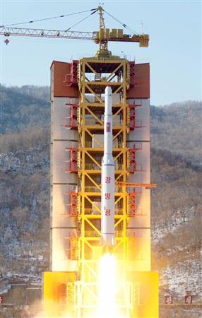 北朝鮮北西部の東倉里から発射される長距離弾道ミサイル＝７日（共同）