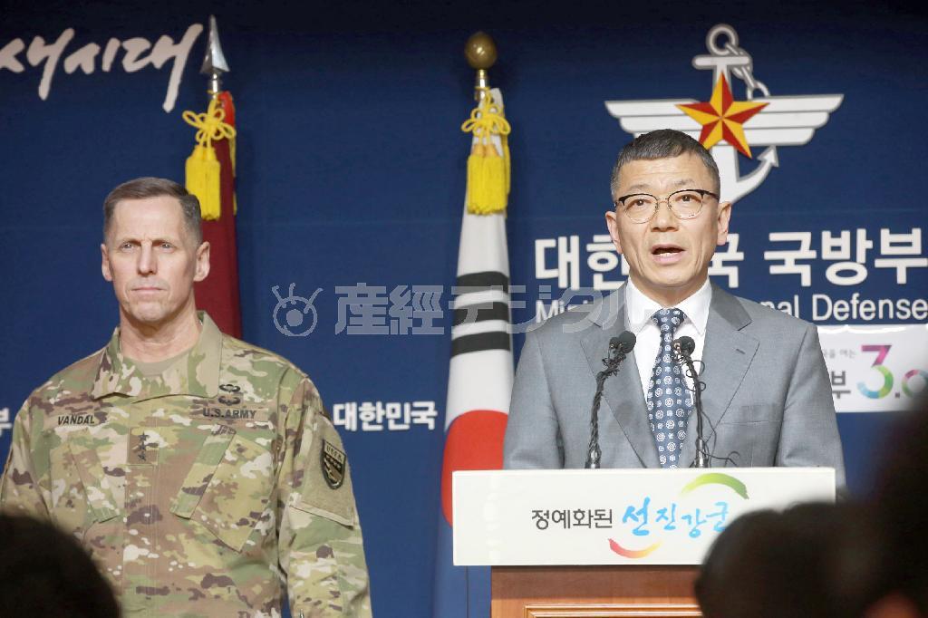「高高度防衛ミサイル（ＴＨＡＡＤ）」の韓国配備を検討する協議を始めると発表した米韓両国の関係者＝２０１６年２月７日、韓国・首都ソウルの韓国国防省（聯合＝共同）