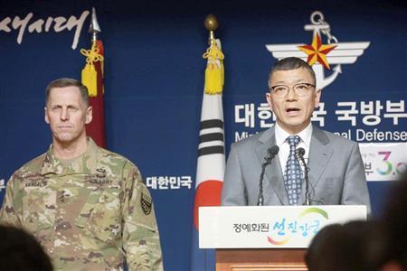 「高高度防衛ミサイル（ＴＨＡＡＤ）」の韓国配備を検討する協議を始めると発表した米韓両国の関係者＝２０１６年２月７日、韓国・首都ソウルの韓国国防省（聯合＝共同）