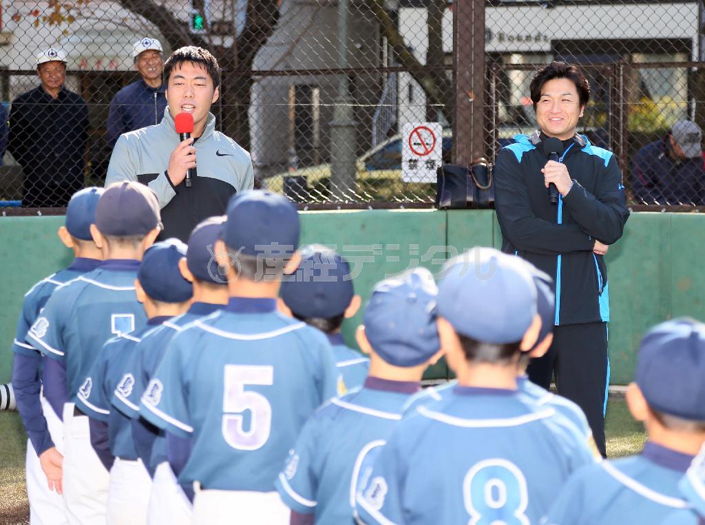 オフに帰国し、少年野球の試合に参加した上原浩治投手（左）と巨人の高橋由伸（よしのぶ）監督＝２０１５年１２月５日、東京都墨田区（塩浦孝明撮影）