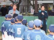 オフに帰国し、少年野球の試合に参加した上原浩治投手（左）と巨人の高橋由伸（よしのぶ）監督＝２０１５年１２月５日、東京都墨田区（塩浦孝明撮影）