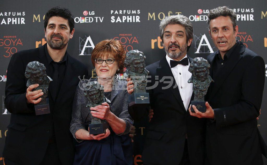 スペイン・バルセロナ出身の映画監督、ゼズク・ガイ氏（左端）とアルゼンチンの俳優、リカルド・ダリンさん（右から２人目）＝２０１６年２月７日、スペイン・カタルーニャ自治州マドリード（ロイター）