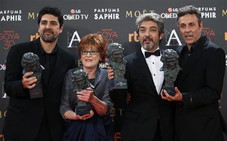 スペイン・バルセロナ出身の映画監督、ゼズク・ガイ氏（左端）とアルゼンチンの俳優、リカルド・ダリンさん（右から２人目）＝２０１６年２月７日、スペイン・カタルーニャ自治州マドリード（ロイター）