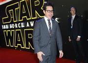 米映画監督、Ｊ・Ｊ・エイブラムス氏（中央）＝２０１５年１２月１６日、英国・首都ロンドン（ＡＰ）