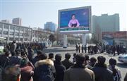 平壌市内の大型スクリーンで、朝鮮中央テレビの「特別重大報道」を見る市民ら＝７日（共同）