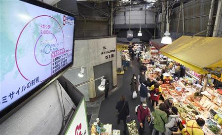 大阪市東成区の「コリアタウン」で、北朝鮮のミサイル発射を報じるテレビ画面＝７日午前