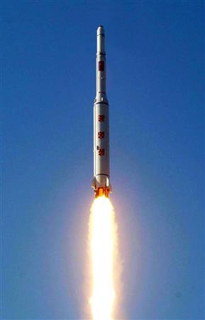 北朝鮮北西部の東倉里から打ち上げられるロケット。事実上の長距離弾道ミサイルとみられる＝７日（共同）