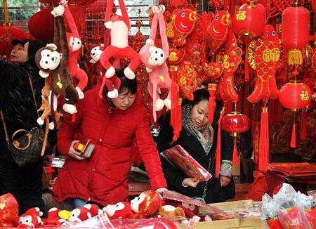 福建省福州市で２日、サルの春節（旧正月）用の飾りを選ぶ市民。今年は海外有名ブランドも“干支商戦”に参戦、旅行先で珍しい申年限定品も人気となっている（中国新聞社）