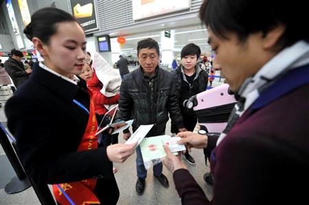 福建省の福州長楽国際空港で１日、乗客の搭乗手続きを行う厦門航空の係員（中国新聞社）