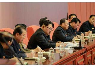 平壌で開かれた朝鮮労働党と朝鮮人民軍の拡大会議に出席した金正恩第１書記（中央）。右から４人目が金英哲氏とみられる人物（労働新聞のウェブサイトから）