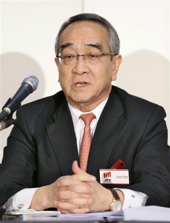 記者会見するジャパンディスプレイの本間充会長兼ＣＥＯ＝８日、東京・日本橋兜町の東京証券取引所