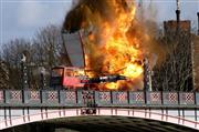 ロンドンの中心部にあるランベス橋の上で爆発・炎上する２階建てバス。７日に行われたジャッキー・チェンさんが主演する映画の撮影だったが、テロと勘違いした市民から批判の声が上がった（ＡＰ）