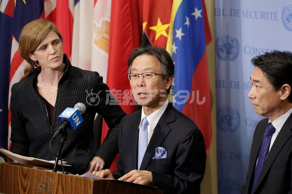 ２月７日、米ニューヨークの国連本部で、安全保障理事会の緊急会合後に記者会見する（左から）サマンサ・パワー米国連大使、吉川元偉（もとひで）国連大使、韓国の呉俊国連大使＝２０１６年（ＡＰ）