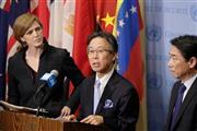 ２月７日、米ニューヨークの国連本部で、安全保障理事会の緊急会合後に記者会見する（左から）サマンサ・パワー米国連大使、吉川元偉（もとひで）国連大使、韓国の呉俊国連大使＝２０１６年（ＡＰ）