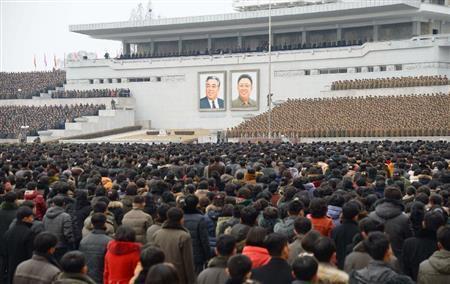 ２月８日、首都平壌市の金日成広場で開かれた「人工衛星打ち上げ成功」を祝う祝賀大会。終了後、広場では舞踏会が開かれ、花火も打ち上げられた＝２０１６年、北朝鮮（共同）