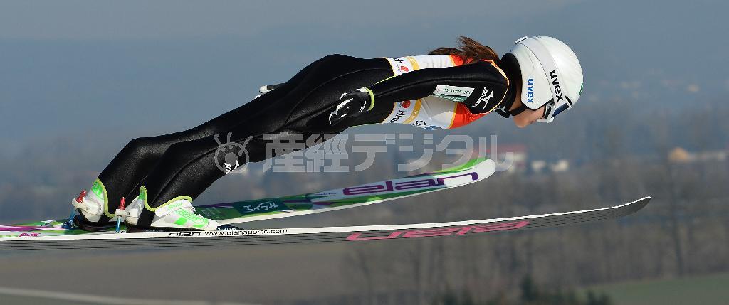 高梨沙羅（さら）のジャンプは高く遠くへ、誰とも違う飛行線を描く＝２０１６年２月７日、オーストリア・ヒンツェンバッハ（ＡＰ）