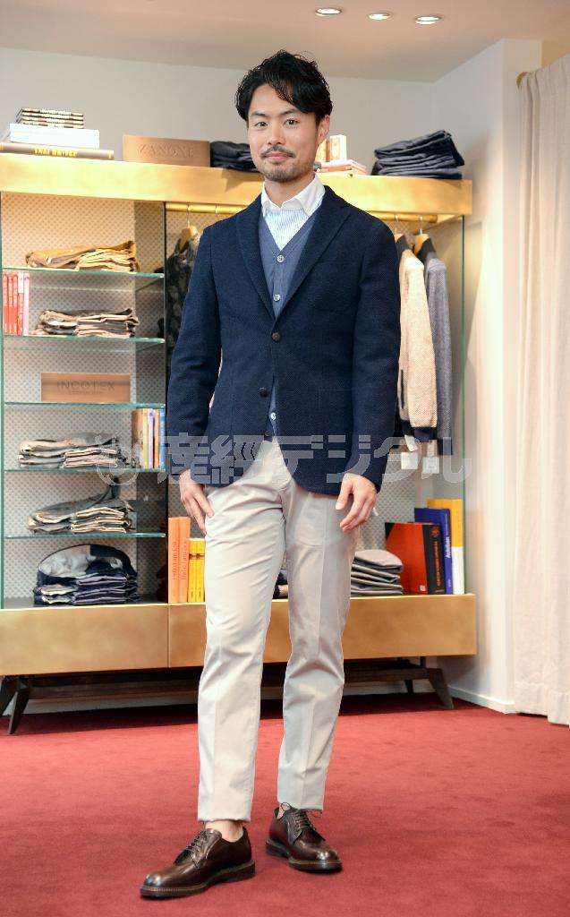 「ＴＨＥ＿ＳＬＯＷＥＡＲ＿ＳＴＯＲＥ」のビジネスコーディネートは、肩の凝らないきちんと感がある。ジャケット（ＭＯＮＴＥＤＯＲＯ、９万８０００円）、シャツ（ＧＬＡＮＳＨＩＲＴ、２万３０００円）、カーディガン（ＺＡＮＯＮＥ、４万円）、スラックス（ＩＮＣＯＴＥＸ、３万３０００円）＝２０１６年２月１日、東京都中央区（寺河内美奈撮影）