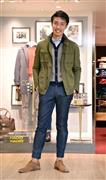 「ＴＨＥ＿ＳＬＯＷＥＡＲ＿ＳＴＯＲＥ」のカジュアルコーディネートは、アメリカンカジュアルとは一味違う、イタリアのだて男らしさが感じられる。フィールドジャケット（ＭＯＮＴＥＤＯＲＯ、１２万円）、シャツ（ＧＬＡＮＳＨＩＲＴ、３万２０００円）、カーディガン（ＺＡＮＯＮＥ、５万２０００円）、デニムスラックス（ＩＮＣＯＴＥＸ、３万２０００円）＝２０１６年２月１日、東京都中央区（寺河内美奈撮影）