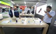 山西省太原市の携帯電話販売店で展示されているスマートフォン。消費者が関心を強く寄せているのは機能面だという（中国新聞社）