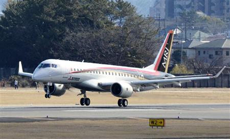 試験飛行を終え、愛知県営名古屋空港に着陸するＭＲＪ＝１０日午前