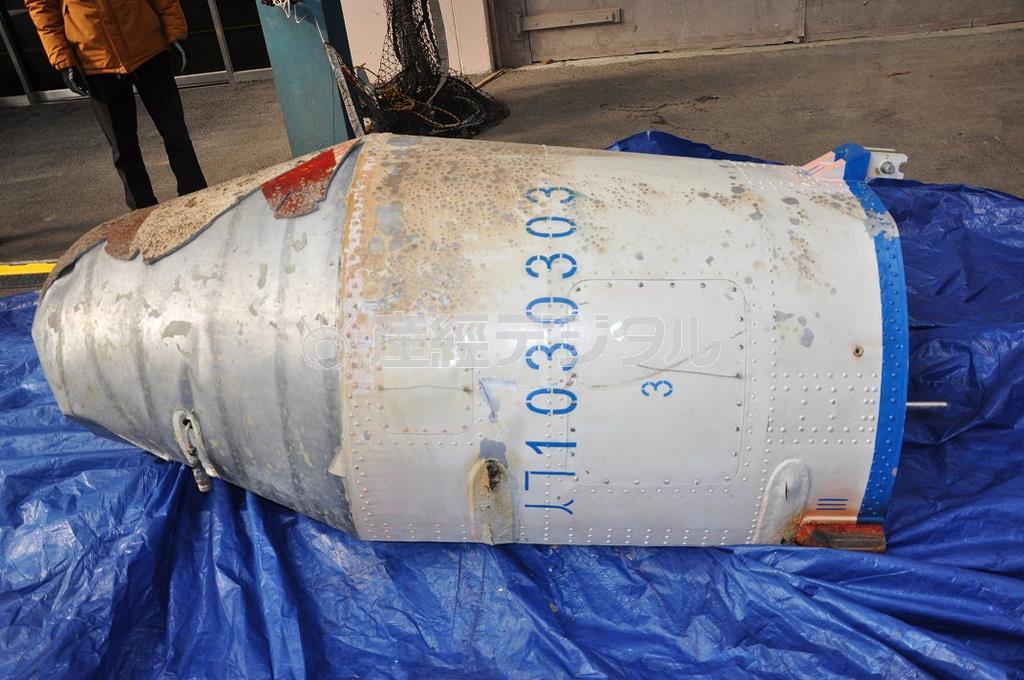 ２月７日に発射された北朝鮮の長距離弾道ミサイルの一部とみられる金属の物体。韓国国防省が９日に写真を公開した＝２０１６年（聯合ニュースから、ロイター）