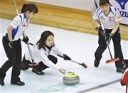 ヒト・コミュニケーションズ－ＬＳ北見戦でストーンを放つＬＳ北見の藤沢五月。左は吉田夕梨、右は鈴木夕湖＝２０１６年２月９日、青森県青森市のみちぎんドリームスタジアム（共同）