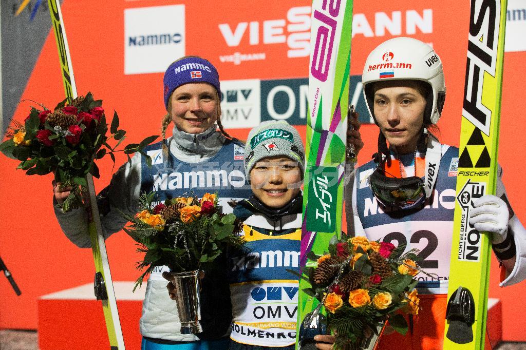 Ｗ杯第１０戦で８連勝を決め、表彰式に臨む高梨沙羅（さら、中）。外国選手に比べるとこんなに小さい＝２０１６年２月４日、ノルウェー・首都オスロ（ＡＰ）