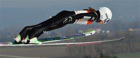 高梨沙羅（さら）のジャンプは高く遠くへ、誰とも違う飛行線を描く＝２０１６年２月７日、オーストリア・ヒンツェンバッハ（ＡＰ）