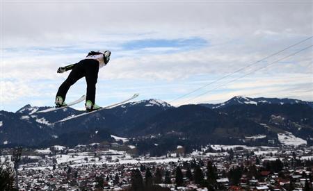 高梨沙羅（さら）が飛ぶ眼下には美しき町並みがみえる＝２０１６年１月３０日、ドイツ・オーベルストドロフ（ＡＰ）
