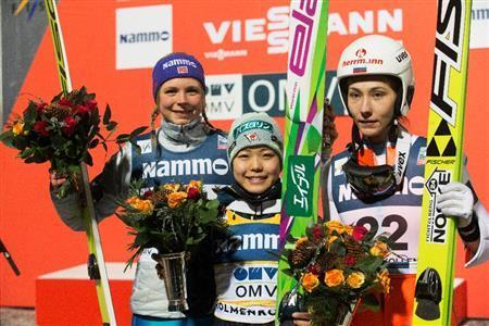 Ｗ杯第１０戦で８連勝を決め、表彰式に臨む高梨沙羅（さら、中）。外国選手に比べるとこんなに小さい＝２０１６年２月４日、ノルウェー・首都オスロ（ＡＰ）