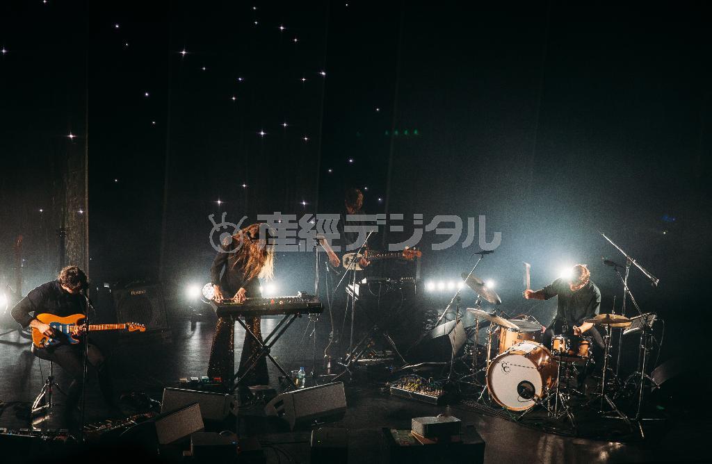 １月２５日に行われた来日公演。左の２人が、アレックスとビクトリア＝２０１６年、東京都渋谷区（ＥＲＩＮＡ＿ＵＥＭＵＲＡさん撮影、提供写真）