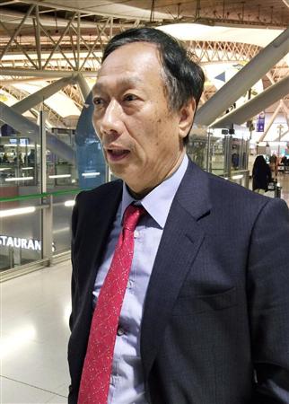 1月30日、シャープ本社を訪問後に報道陣の取材に応じる鴻海精密工業の郭台銘会長=関西国際空港