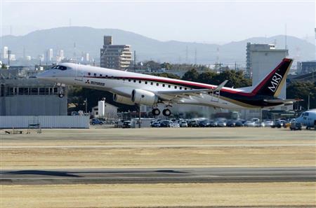 試験飛行を再開し、愛知県営名古屋空港を離陸するＭＲＪ＝１０日午前