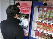 アサヒグループホールディングスが設置した訪日客に対応した自販機＝東京都台東区
