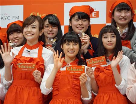 イベントでシェアガトーショコラの手作りに挑戦した（左から）松井愛莉さん、土屋太鳳さん、広瀬すずさん＝１１日、東京都千代田区（柳原一哉撮影）