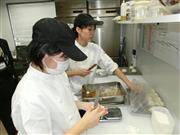 製パンの未経験者でも５日間で開業できる、おかやま工房のベーカリー開業支援プログラムの研修＝東京都品川区