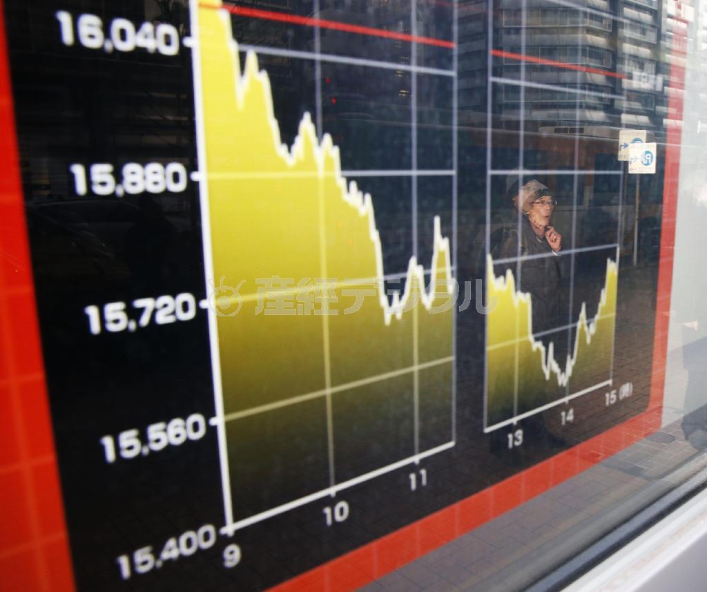 下落した日経平均株価を示すボード＝２０１６年２月１０日午後、東京都中央区（共同）