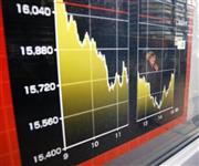 下落した日経平均株価を示すボード＝２０１６年２月１０日午後、東京都中央区（共同）