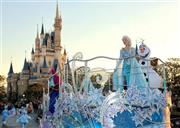 映画「アナと雪の女王」をテーマにした東京ディズニーランドのパレード＝２０１５年１月１３日、千葉県浦安市（早坂洋祐撮影）