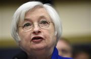 １０日、米ワシントンで開かれた議会下院の金融委員会で証言する連邦準備制度理事会（ＦＲＢ）のイエレン議長（ＡＰ）