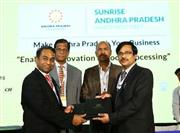 インドのアンドラ・プラデシュ州政府投資誘致機関と覚書を交わしたＩＴＥのパンカジ・ガルグ社長（左）＝１月１１日、アンドラ・プラデシュ州のビシャカパトナム