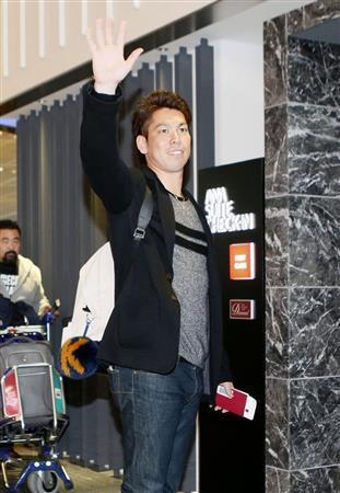米国へ向けて出発するドジャースの前田健太＝２０１６年８月１１日、千葉県成田市の成田空港（共同）