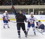 クロアチア戦の第３ピリオド、自身２点目のゴールを決めて喜ぶ大沢勇斗（手前）＝２０１６年２月１１日、北海道札幌市（共同）